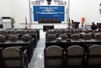Ruang paripurna DPRD Sikka tampak lengang karena sidang penetapan Perda APBD 2019 tidak jadi dilaksanakan, Sabtu (24/8)