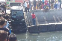 Proses evakuasi mobil Suzuki Daihatsu Grand Max yang diceburkan pemiliknya ke laut di Pelabuhan Rakyat Wuring, Sabtu (24/8)