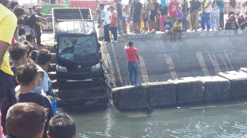 Proses evakuasi mobil Suzuki Daihatsu Grand Max yang diceburkan pemiliknya ke laut di Pelabuhan Rakyat Wuring, Sabtu (24/8)