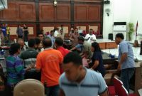 Suasana panik ketika caleg terpilih tumbang pada saat gladibersih pelantikan di ruang paripurna DPRD Sikka, Sabtu (24/8)