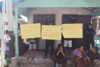 Suasana aksi damai warga masyarakat Desa Nele Urung menuntut kepala desa mundur dari jabatan, Selasa (27/8)