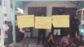 Suasana aksi damai warga masyarakat Desa Nele Urung menuntut kepala desa mundur dari jabatan, Selasa (27/8)