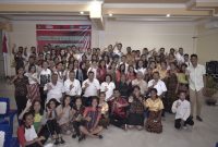 Peserta Lokakarya Anak pose bersama usai pembukaan kegiatan di Hotel Lokaria, Rabu (28/8)