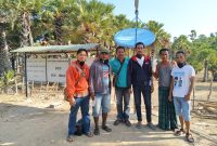 Direktur CV Emanuel Etwar Atuna (paling kiri) usai pemasangan Ubiqu di Desa Molie Kabupaten Sabu Raijua