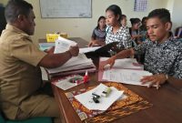 Staf Bagian Humas dan Protokol Setda Sikka menerima pendaftaran calon mahasiswa yang ingin mendapatkan beasiswa