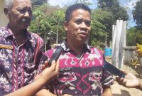 Inspektur Pembantu Inspektorat Sikka Chris Ladapase sedang memberikan keterangan kepada wartawan di Kantor Desa Nele Urung, Kamis (29/8)