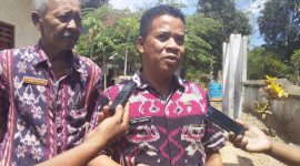 Inspektur Pembantu Inspektorat Sikka Chris Ladapase sedang memberikan keterangan kepada wartawan di Kantor Desa Nele Urung, Kamis (29/8)