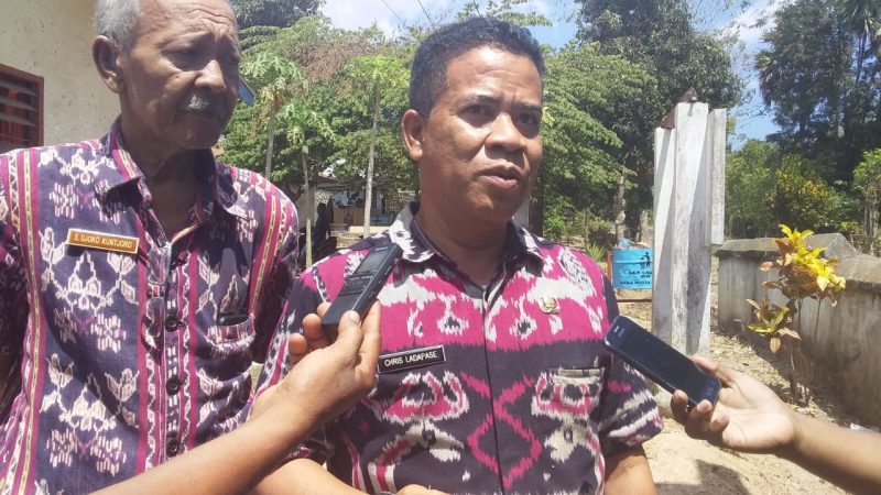 Inspektur Pembantu Inspektorat Sikka Chris Ladapase sedang memberikan keterangan kepada wartawan di Kantor Desa Nele Urung, Kamis (29/8)