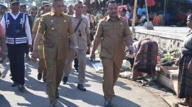 Bupati Sikka Fransiskus Roberto Diogo memantau Pasar Alok beberapa waktu lalu dan kemudian mengeluarkan kebijakan pencabutan porta