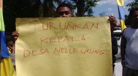 Aksi demo warga masyarakat Desa Nele Urung, Selasa (27/8) di Kantor BPD setempat
