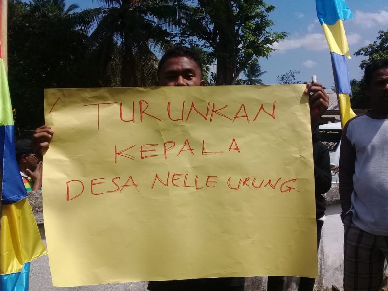 Aksi demo warga masyarakat Desa Nele Urung, Selasa (27/8) di Kantor BPD setempat