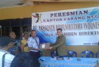 Presiden Direktur PT Yasoonus Komunikatama Indonesia Yamanatona B. Lase menyerahkan surat keputuan kepada Direktur Cabang NTT Selestinus Ola, Kamis (8/8)