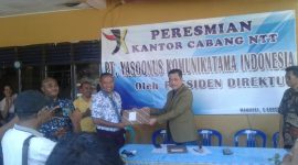 Presiden Direktur PT Yasoonus Komunikatama Indonesia Yamanatona B. Lase menyerahkan surat keputuan kepada Direktur Cabang NTT Selestinus Ola, Kamis (8/8)