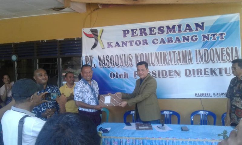 Presiden Direktur PT Yasoonus Komunikatama Indonesia Yamanatona B. Lase menyerahkan surat keputuan kepada Direktur Cabang NTT Selestinus Ola, Kamis (8/8)