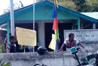 Poster turunkan kepala desa saat aksi demo beberapa waktu lalu