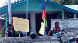 Poster turunkan kepala desa saat aksi demo beberapa waktu lalu