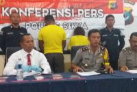 Foto: Wakapolres Sikka Kompol I Putu Surawan menggelar konferensi pers terkait kasus narkotika jenis sabu-sabu, Senin (16/9);