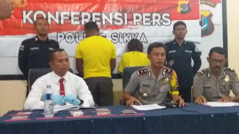 Foto: Wakapolres Sikka Kompol I Putu Surawan menggelar konferensi pers terkait kasus narkotika jenis sabu-sabu, Senin (16/9);