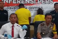 Kasat Narkoba Polres Sikka Ipti Salfredus Sutu (paling kiri) mendampingi Wakapolres Sikka saat keterangan pers terkait narkotika, Senin (16/9)