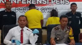 Kasat Narkoba Polres Sikka Ipti Salfredus Sutu (paling kiri) mendampingi Wakapolres Sikka saat keterangan pers terkait narkotika, Senin (16/9)