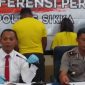 Kasat Narkoba Polres Sikka Ipti Salfredus Sutu (paling kiri) mendampingi Wakapolres Sikka saat keterangan pers terkait narkotika, Senin (16/9)
