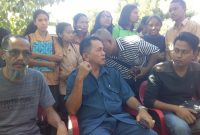 Kepala SMK Thomas Maumere Agustino Lameng (tengah) didampingi kuasa hokum Viktor Nekur 