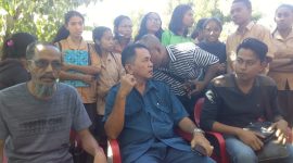 Kepala SMK Thomas Maumere Agustino Lameng (tengah) didampingi kuasa hokum Viktor Nekur 