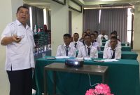 Sumadiono, Asesor Utama pada PT PLN (Persero) sedang memberikan materi kelistrikan di Hotel Pelita Maumere, Rabu (4/9)