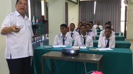 Sumadiono, Asesor Utama pada PT PLN (Persero) sedang memberikan materi kelistrikan di Hotel Pelita Maumere, Rabu (4/9)