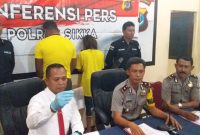Kasat Narkoba Polres Sikka menunjukkan barang bukti kepada wartawan, Senin (16/9)