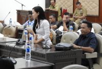 Anggota DPRD Sikka dari Partai Demokrat Maria Christine Amelia Lomi sedang memperkenalkan diri pada rapat paripurna, Senin (2/9)