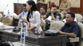 Anggota DPRD Sikka dari Partai Demokrat Maria Christine Amelia Lomi sedang memperkenalkan diri pada rapat paripurna, Senin (2/9)