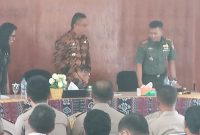 Bupati Sikka Fransiskus Roberto Diogo saat pembukaan Rapat Koordinasi Pilkades di Lantai 2 Kantor Bupati Sikka, Selasa (15/10)