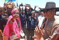Bupati Sikka Fransiskus Roberto Diogo disambut di Pulau Anano Pemana, Rabu (16/10)
