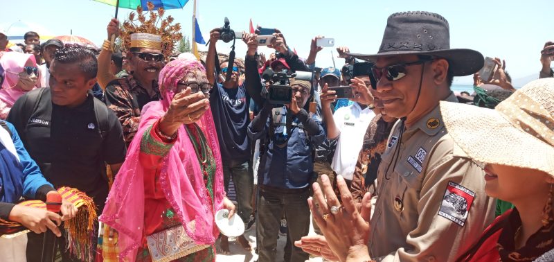 Bupati Sikka Fransiskus Roberto Diogo disambut di Pulau Anano Pemana, Rabu (16/10)