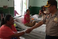 Kapolres Sikka Rickson Situmorang mengunjungi Yustina Nona Beda, salah satu pasien di Ruang Anggrek RSUD TC Hillers Maumere, Selasa (22/10)