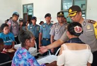 Kapolres Sikka Rickson Situmorang sedang mengunjungi salah satu pasien di RSUD TC Hillers Maumere, Selasa (22/10)