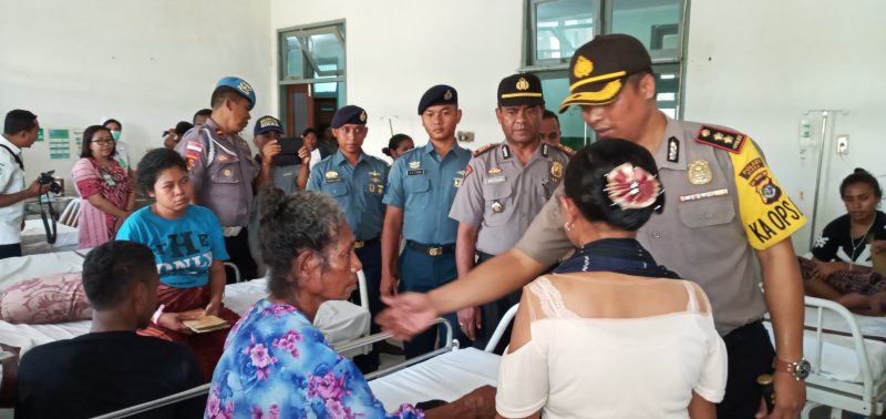 Kapolres Sikka Rickson Situmorang sedang mengunjungi salah satu pasien di RSUD TC Hillers Maumere, Selasa (22/10)