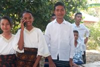 Maria Urvaginia Suci, pelajar Kelas 9 SMPN Aewora, sedang memanfaatkan jaringan XL yang baru diresmikan, Senin (28/10)