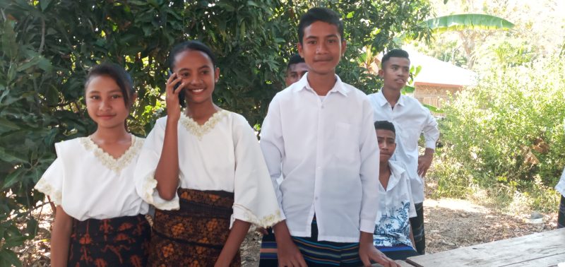 Maria Urvaginia Suci, pelajar Kelas 9 SMPN Aewora, sedang memanfaatkan jaringan XL yang baru diresmikan, Senin (28/10)