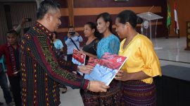 Bupati Sikka menyerahkan secara simbolis bantuan pangan non tunai kepada kelompok penerima manfaat, Selasa (8/10)