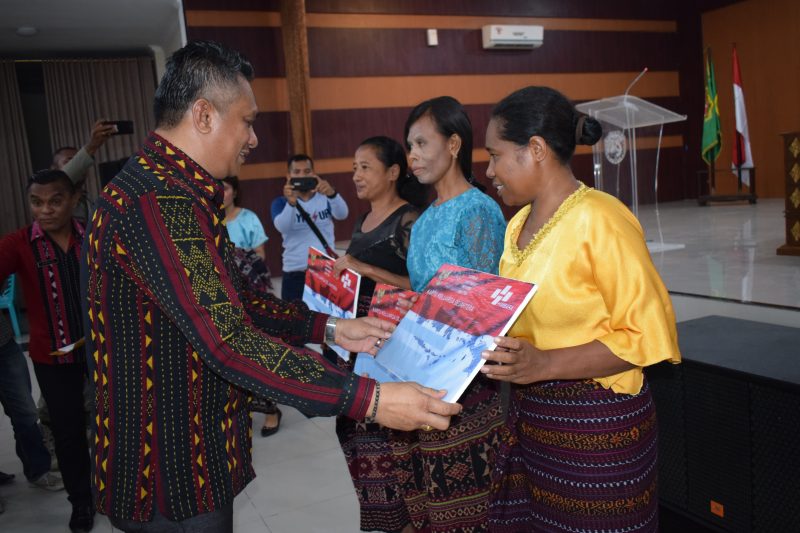Bupati Sikka menyerahkan secara simbolis bantuan pangan non tunai kepada kelompok penerima manfaat, Selasa (8/10)