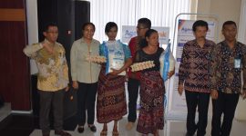 Penerima manfaat [pse bersama usai menerima bers dan telur dari pemerintah, Selasa (8/10)