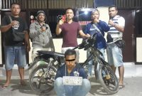Residivis pencurian (paling depan) dibekuk aparat kepolisian, Selasa (1/10)
