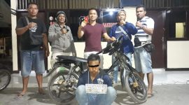 Residivis pencurian (paling depan) dibekuk aparat kepolisian, Selasa (1/10)