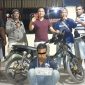 Residivis pencurian (paling depan) dibekuk aparat kepolisian, Selasa (1/10)