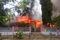 Rumah Thomas Kolin di Kelurahan Kabor Maumere terbakar, Rabu (15/10)