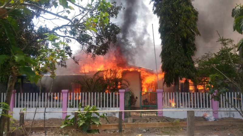 Rumah Thomas Kolin di Kelurahan Kabor Maumere terbakar, Rabu (15/10)