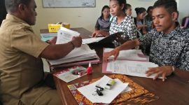 Calon penerima beasiswa mendaftarkan diri di Bagian Humas dan Protokol beberapa waktu lalu