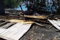 Bangunan rumah milik warga di Watutedang yang hancur dihantam gelombang pasang, Senin (28/10) malam